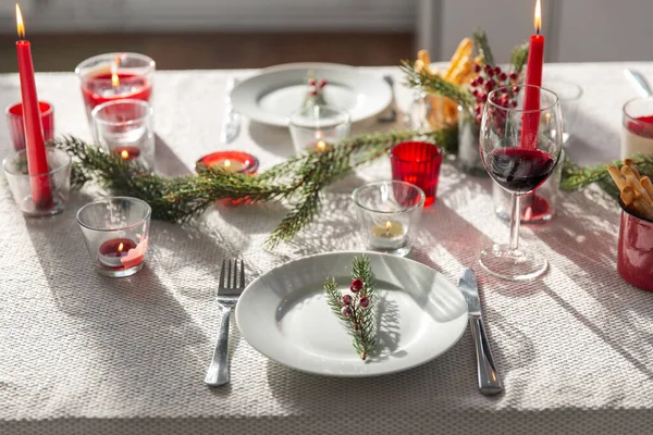 Cena di Natale tavolo del partito che serve a casa — Foto Stock