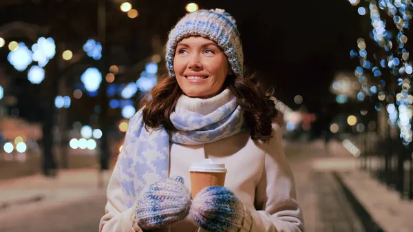 Femme heureuse buvant du café à Noël en ville — Photo