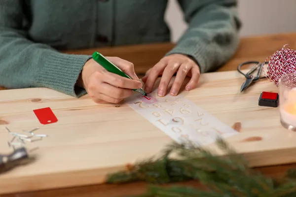 Mãos com estêncil e desenho marcador no Natal — Fotografia de Stock