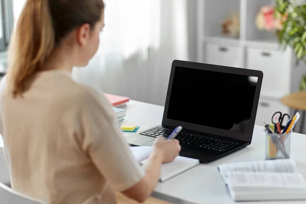 Étudiante femme avec ordinateur portable, ordinateur portable et livre — Photo