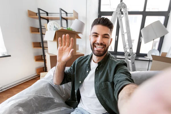 Homme ayant un appel vidéo et déménageant dans une nouvelle maison — Photo