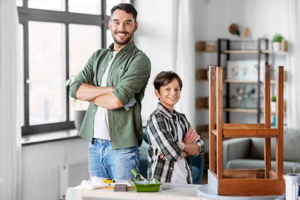 Pai e filho restaurando mesa velha em casa — Fotografia de Stock