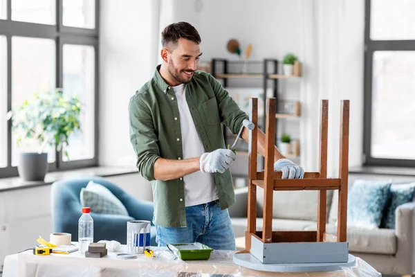 Homem pintando mesa velha na cor cinza em casa — Fotografia de Stock