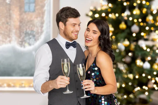 Feliz casal bebendo champanhe na festa de Natal — Fotografia de Stock