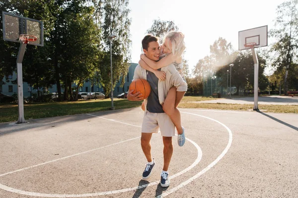 Glückliches Paar hat Spaß auf Basketballplatz — Stockfoto