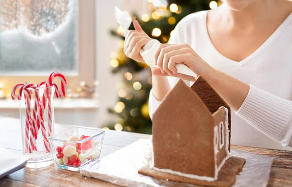 Close up van vrouw maken van peperkoek huis — Stockfoto