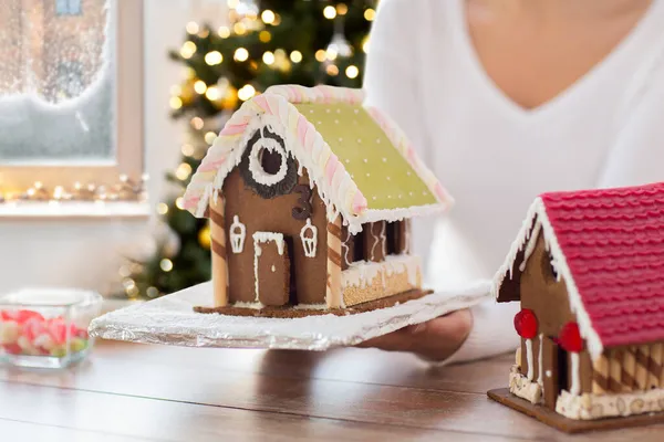 Close-up van vrouw holding peperkoek huis — Stockfoto