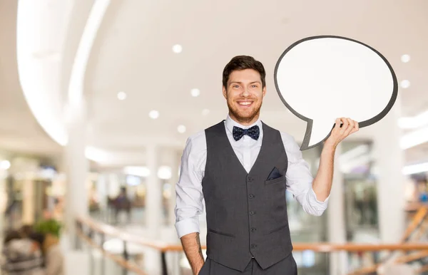 Homem feliz segurando bolha de texto no shopping — Fotografia de Stock