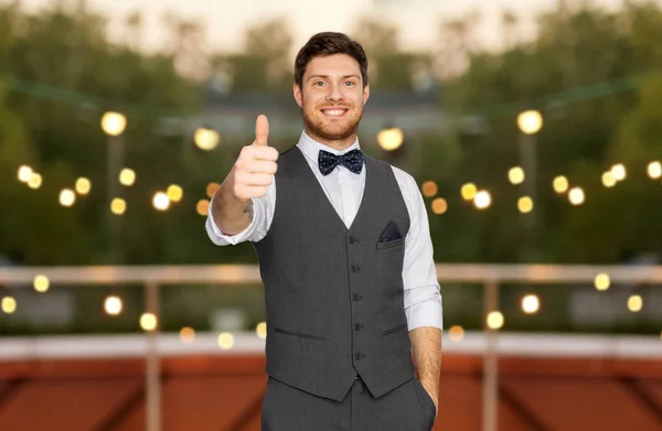 スーツ姿の男が屋上パーティーで親指を立てて — ストック写真