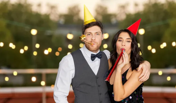 Lyckligt par med festblåsare som har kul — Stockfoto