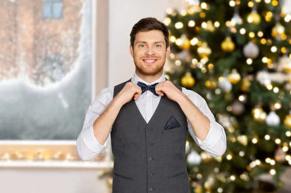 Felice uomo in abito festivo vestirsi per la festa — Foto Stock