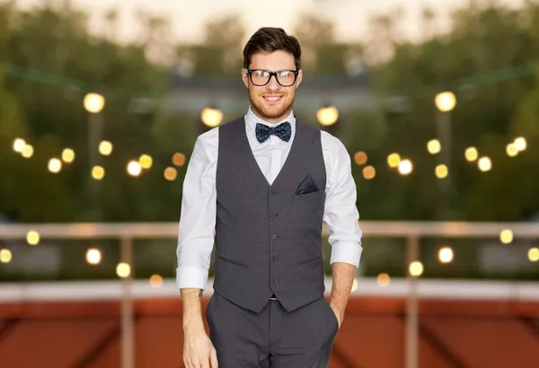 Ευτυχισμένος άντρας με κοστούμι και γυαλιά στο πάρτι στην ταράτσα. — Φωτογραφία Αρχείου