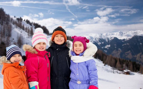 Gelukkig weinig kinderen in winterkleren buitenshuis — Stockfoto
