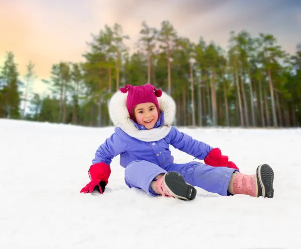 Szczęśliwa dziewczynka w zimie ubrania na zewnątrz — Zdjęcie stockowe