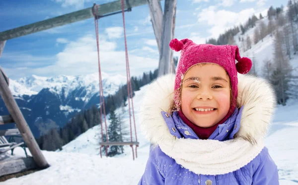 Heureuse petite fille en vêtements d'hiver à l'extérieur — Photo