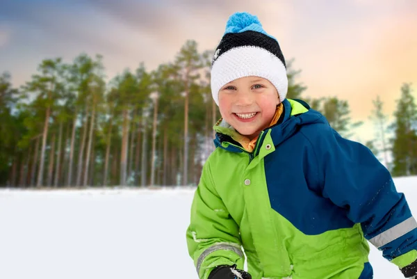 Ευτυχισμένος μικρό αγόρι σε εξωτερικούς χώρους ρούχα του χειμώνα — Φωτογραφία Αρχείου