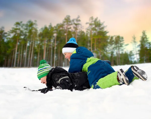 Szczęśliwy chłopcy bawiąc się na zewnątrz w zimie — Zdjęcie stockowe