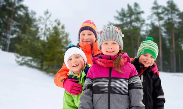 Fröhliche kleine Kinder in Winterkleidung im Freien — Stockfoto