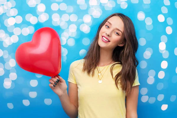 Teenager-Mädchen mit rotem Ballon in Herzform — Stockfoto