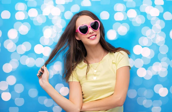 Adolescente en gafas de sol en forma de corazón en las luces — Foto de Stock