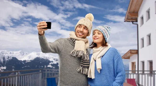 Par som tar selfie via smartphone på vintern — Stockfoto