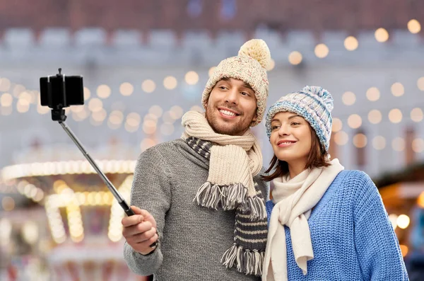 Heureux couple en hiver vêtements prendre selfie — Photo