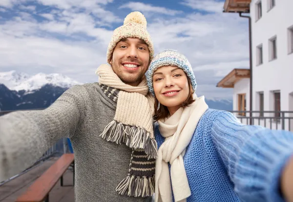 Heureux couple prendre selfie en hiver — Photo