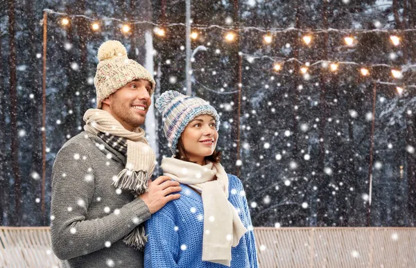 Coppia felice in abiti invernali — Foto Stock