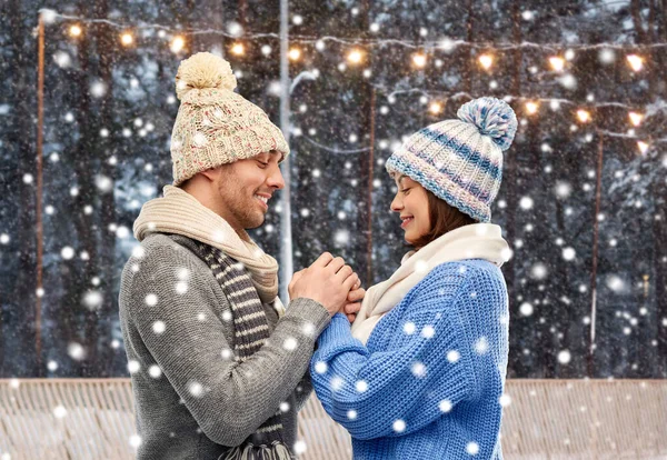 Feliz pareja en invierno ropa cogida de la mano — Foto de Stock