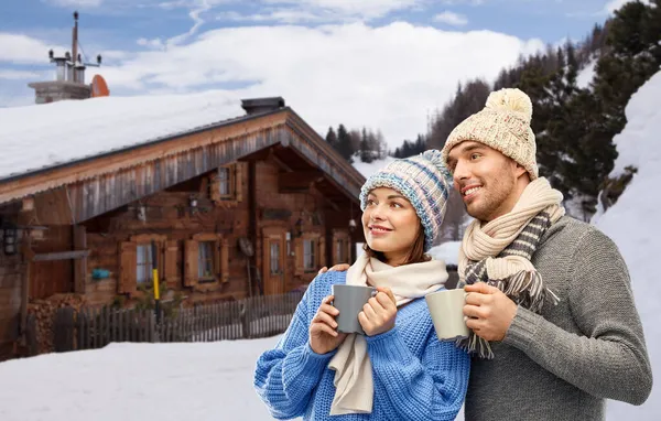 Casal feliz com canecas beber café no inverno — Fotografia de Stock