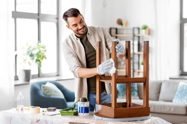 Homem limpeza superfície de mesa velha com tecido — Fotografia de Stock