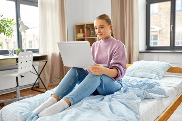 Estudante menina com computador portátil aprendizagem em casa — Fotografia de Stock