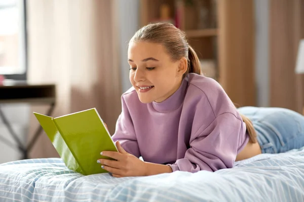Chica acostada en la cama y escribiendo a diario en casa —  Fotos de Stock