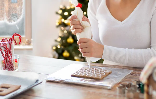 Närbild av kvinna att göra pepparkakshus — Stockfoto