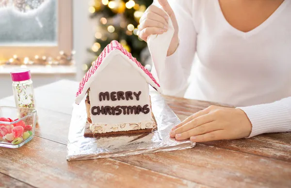 Nahaufnahme einer Frau, die Lebkuchenhaus herstellt — Stockfoto