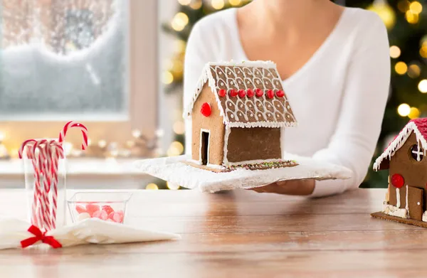 Close-up van vrouw holding peperkoek huis — Stockfoto