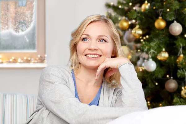 크리스마스에 집에서 행복 한 여인의 사진 — 스톡 사진