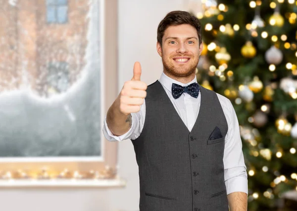 Homem feliz em terno mostrando polegares no Natal — Fotografia de Stock