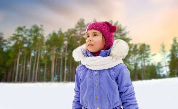 Heureuse petite fille en vêtements d'hiver à l'extérieur — Photo