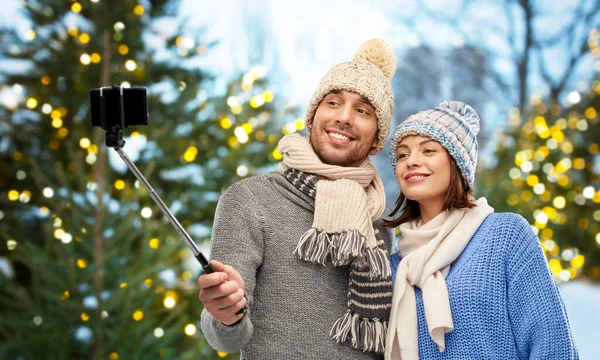 Casal feliz em roupas de inverno tomando selfie — Fotografia de Stock