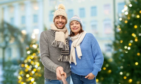 Heureux couple en hiver vêtements prendre selfie — Photo