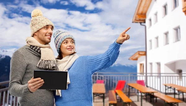 Pareja con tableta en invierno — Foto de Stock