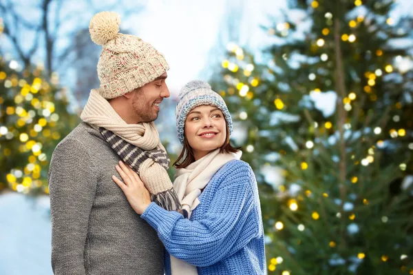 Glückliches Paar in Winterkleidung — Stockfoto