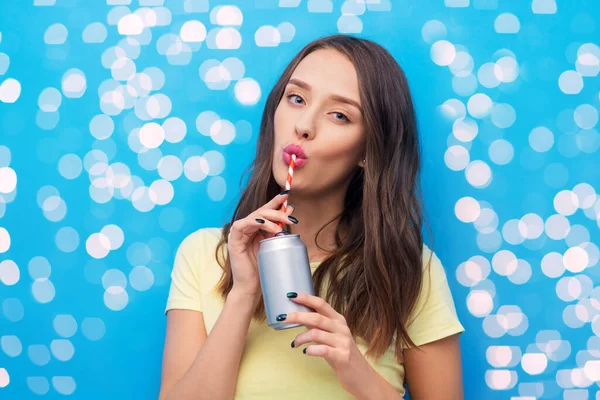 Giovane donna o adolescente che beve soda da lattina Immagine Stock