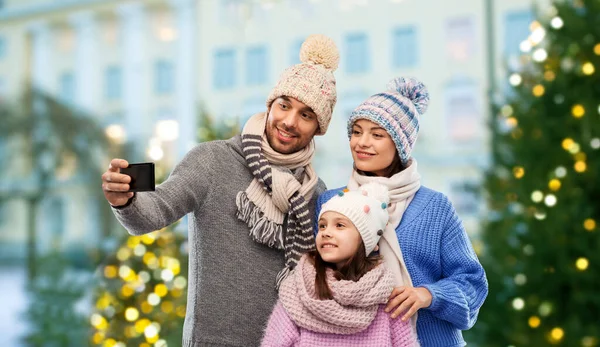 Gelukkige familie nemen Selfie door Smartphone — Stockfoto