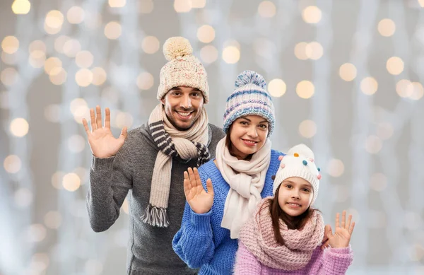 Szczęśliwa rodzina w zimie ubrania machając ręce — Zdjęcie stockowe