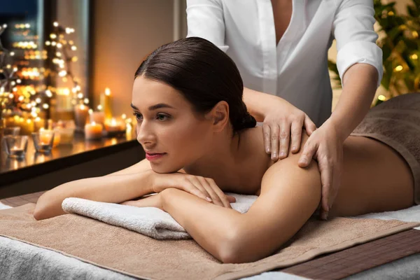 Femme couchée et ayant massage du dos au spa — Photo