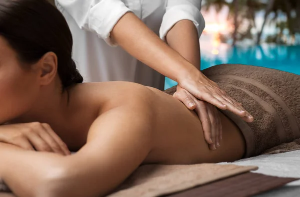 Vrouw liggen en het hebben van rug massage in spa — Stockfoto