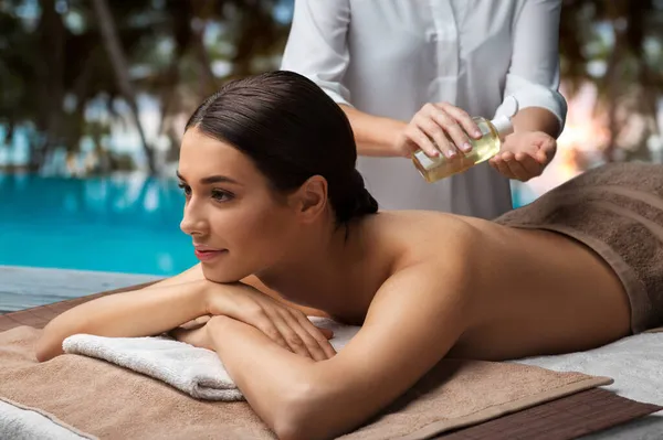 Hermosa mujer teniendo masaje de espalda en el spa — Foto de Stock