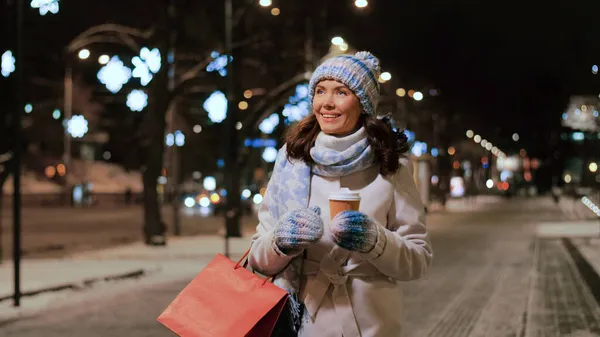 Femme avec café et sac à provisions à Noël — Photo